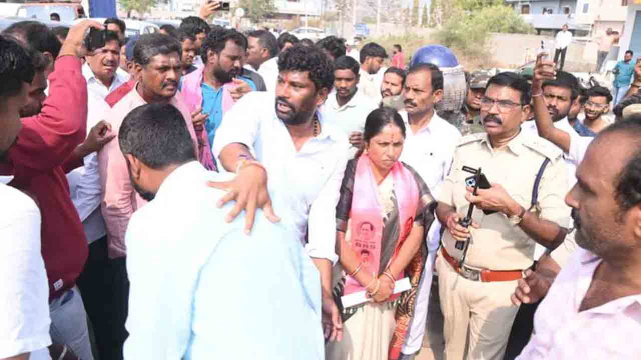 బీఆర్‌ఎస్‌ నేతలపై రాళ్ల దాడి బాధాకరం.. దళిత మహిళా కౌన్సిలర్‌తో అసభ్యంగా ప్రవర్తించడం దారుణం: కేటీఆర్‌
