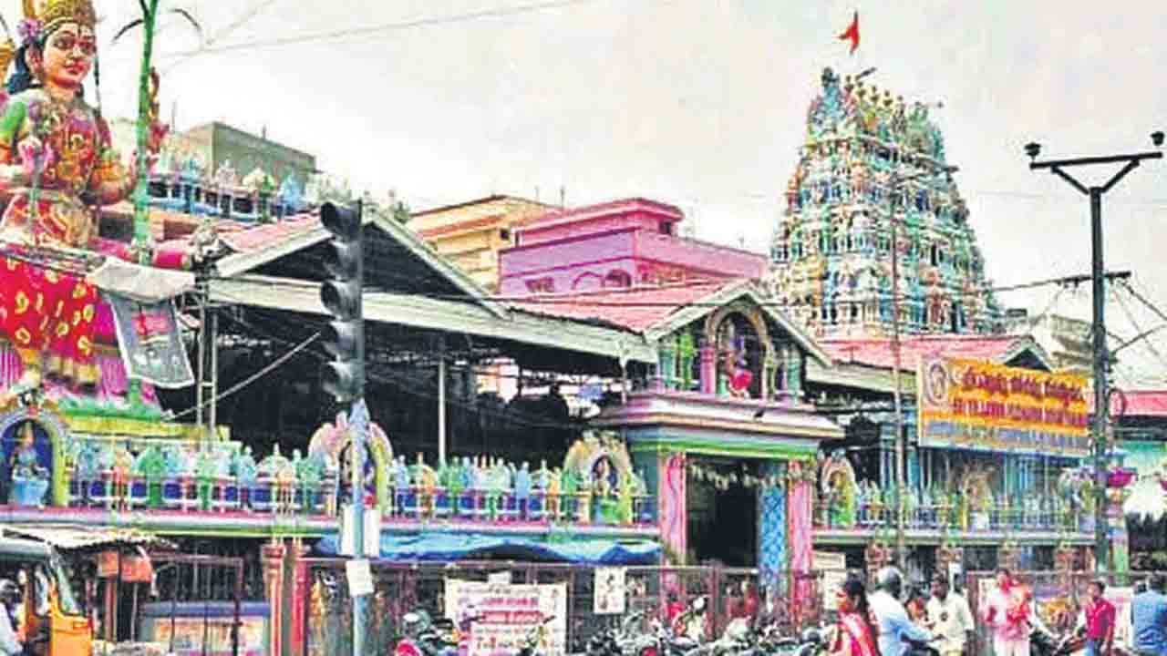 బల్కంపేట ఆలయ సిబ్బందిపై వేటు