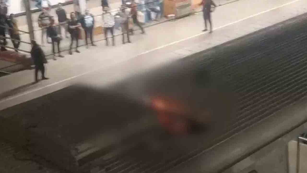 Man Dies By Electrocution On Train | రైల్వే స్టేషన్‌లో బ్రిడ్జి పైనుంచి దూకిన వ్యక్తి..  రైలుపై పడి విద్యుదాఘాతంతో మృతి