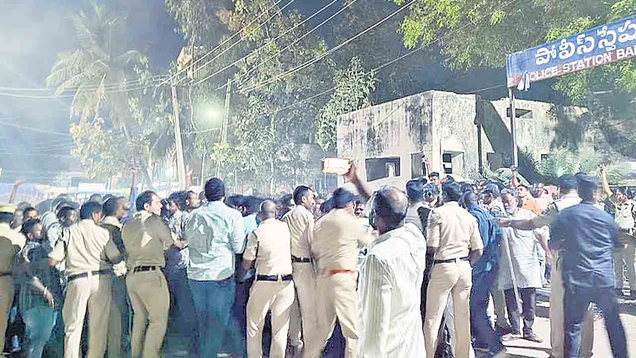 బాన్సువాడలో తీవ్ర ఉద్రిక్తత