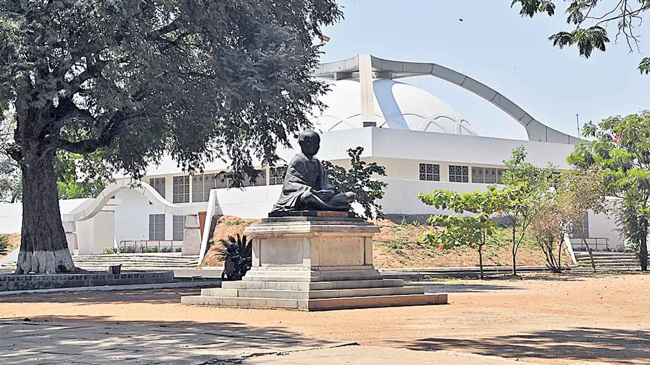 గాంధీ నవ్వుతాడు సుమా!