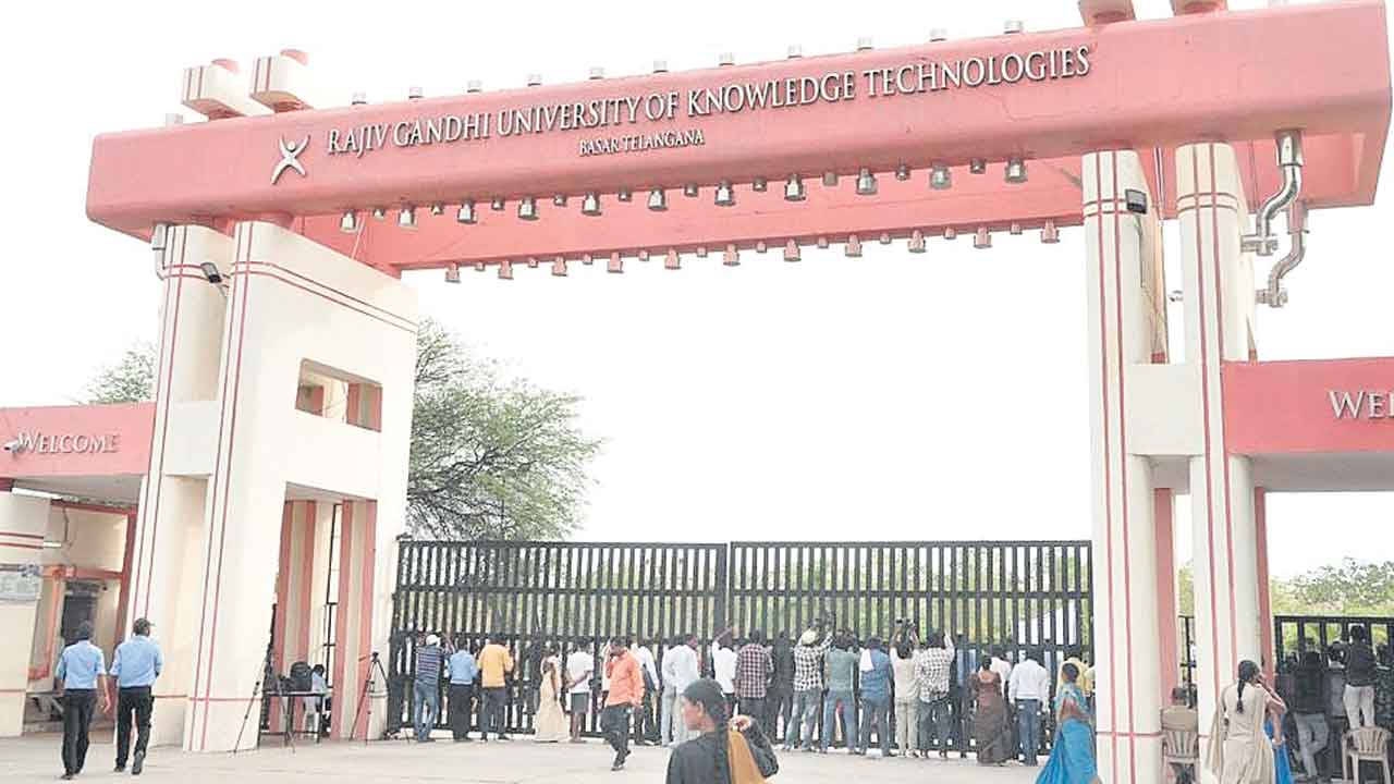 బాసర ట్రిపుల్‌ఐటీలో అవకతవకలపై విచారణ చేపట్టాలి