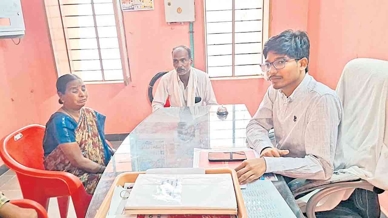 ప్రొసీడింగ్‌ ఇవ్వకపోతే ఆత్మహత్యే గతి.. ఎంపీడీవో ఆఫీసులో ఇందిరమ్మ ఇండ్ల లబ్ధిదారు ఆవేదన