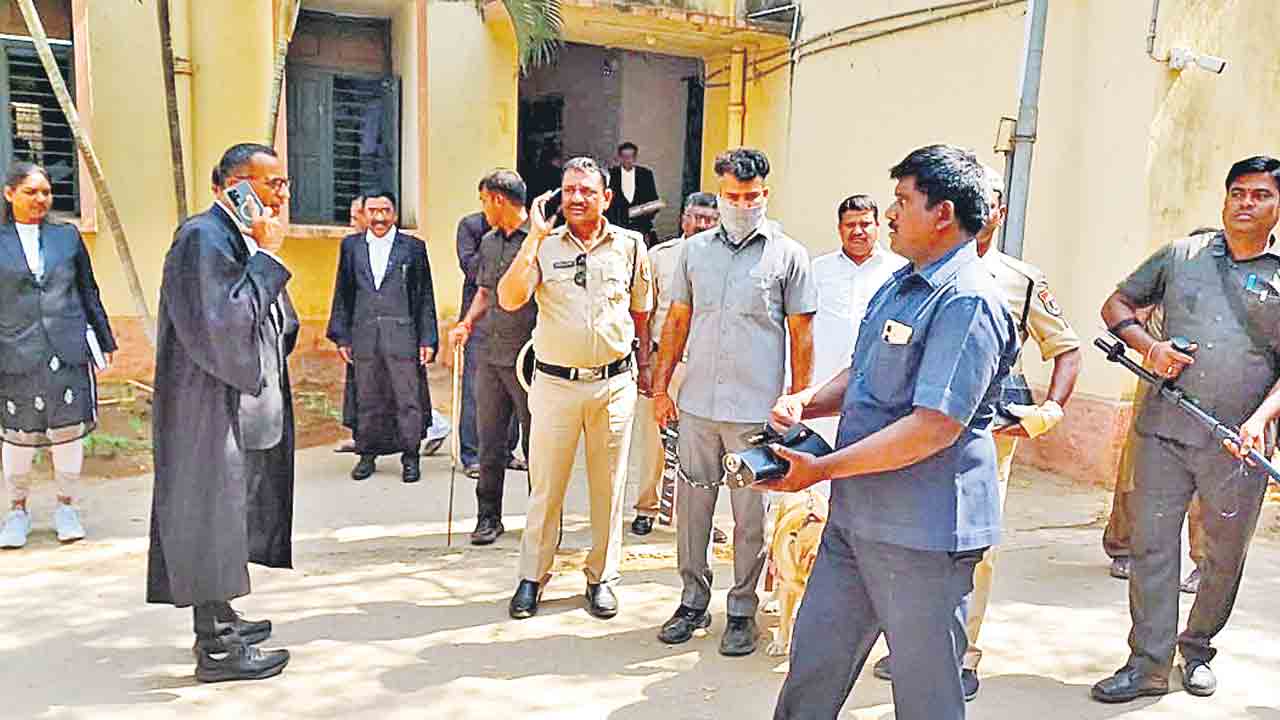 కోర్టులకు బాంబుల కలకలం