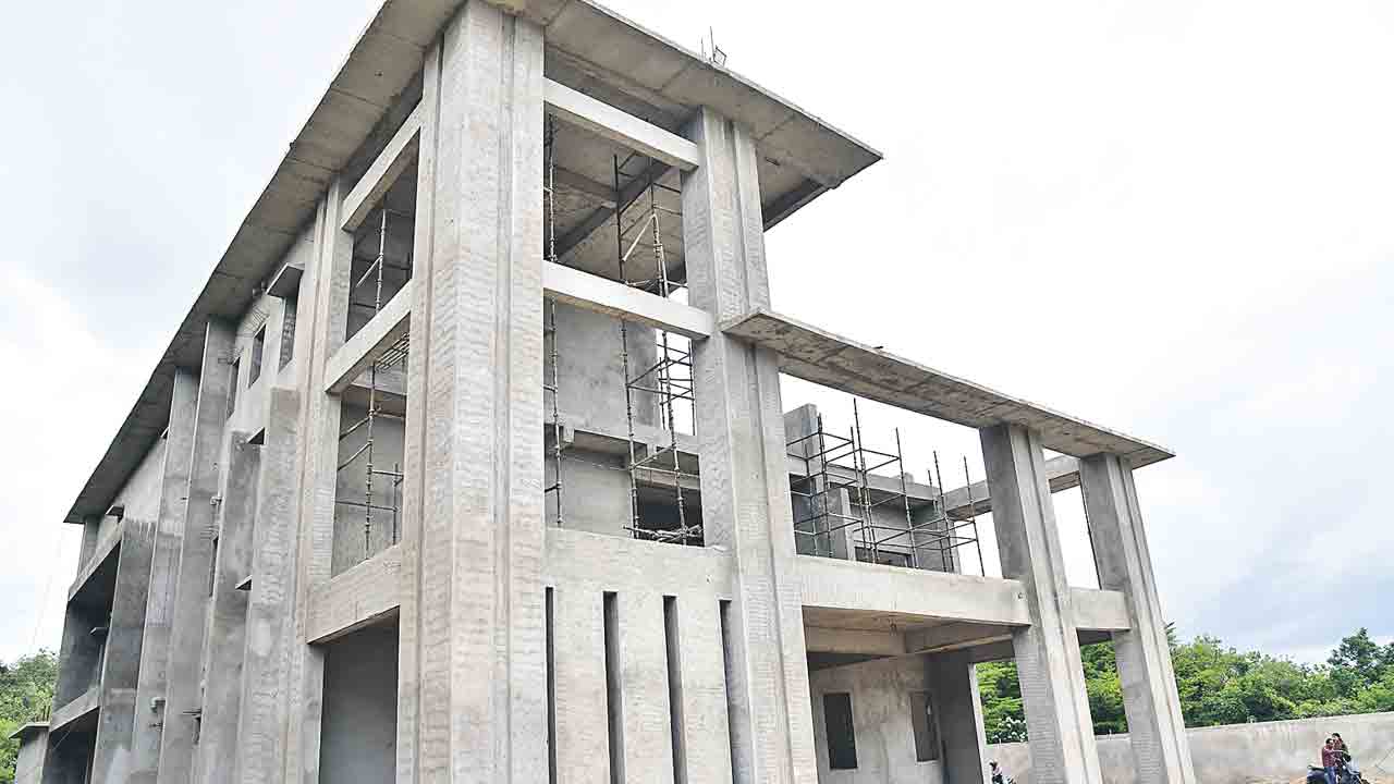 మళ్లీ మొలుస్తున్న కాంగ్రెస్‌ కంచెలు.. సీఎం కొత్త క్యాంప్‌ ఆఫీస్‌కు 9 కోట్లతో కోట గోడలు