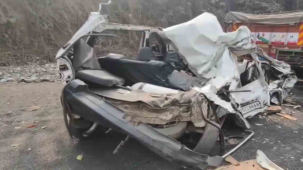 Car Truck Collision | ఆగి ఉన్న లారీని ఢీకొట్టిన కారు.. ఏడుగురు మృతి