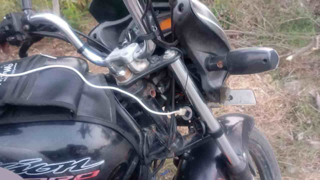 Cellphone Charging | వాట్‌ ఏ థాట్‌.. వాట్‌ ఏ విజన్‌.. బైక్‌పైనే సెల్‌ఫోన్‌ ఛార్జింగ్‌