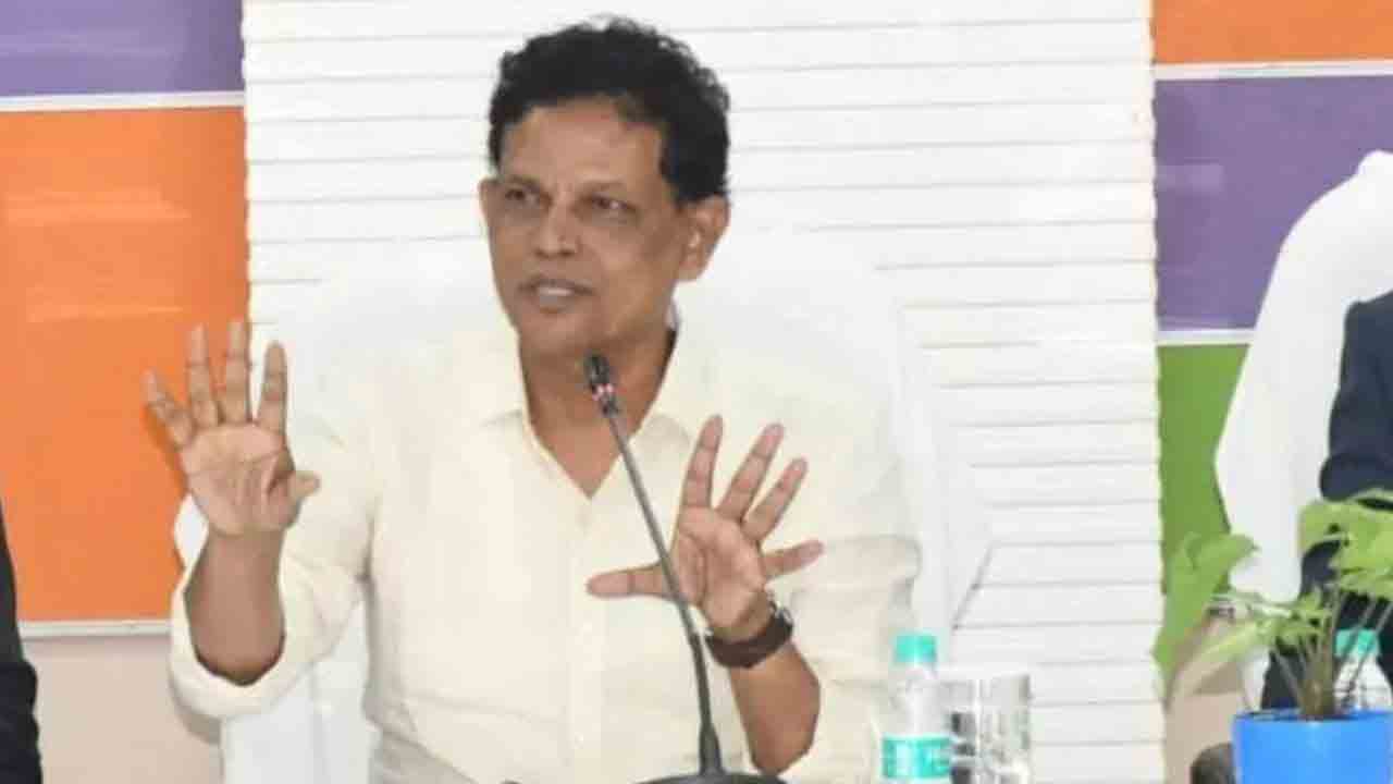 ఇంటర్‌ ఫస్టియర్‌లో పరీక్షలు వద్దు.. సీఎంకు నివేదించిన చైర్మన్‌ మురళి