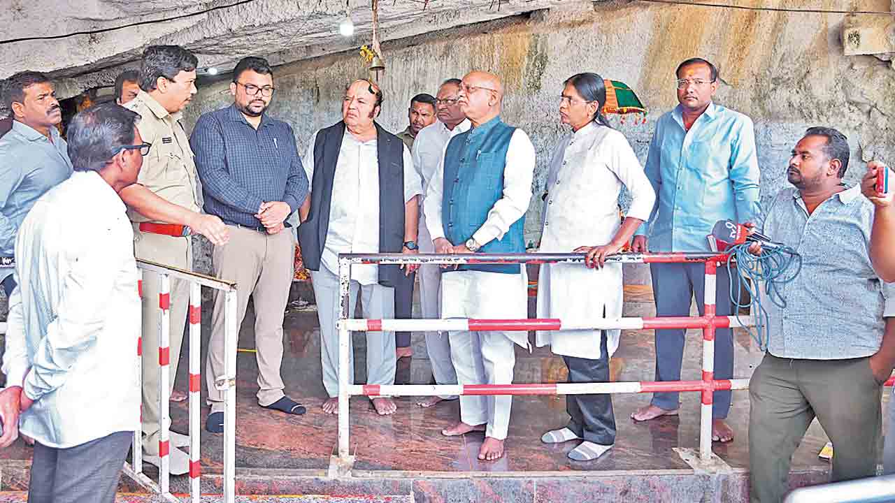 బాధిత కుటుంబానికి అండగా ఉంటాం.. తెలంగాణ బీసీ కమిషన్‌ చైర్మన్‌ నిరంజన్‌