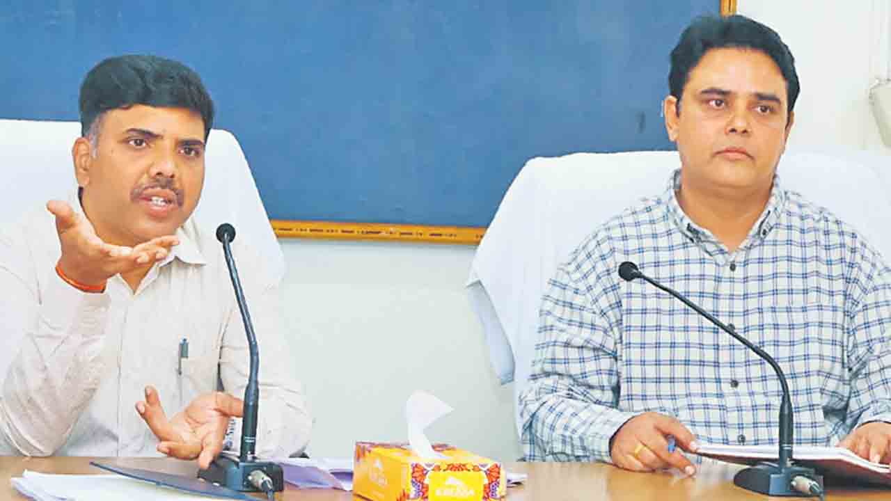 ఫార్మర్‌ రిజిస్ట్రేషన్‌ చేయించుకునేలా.. రైతులకు అవగాహన కల్పించాలి