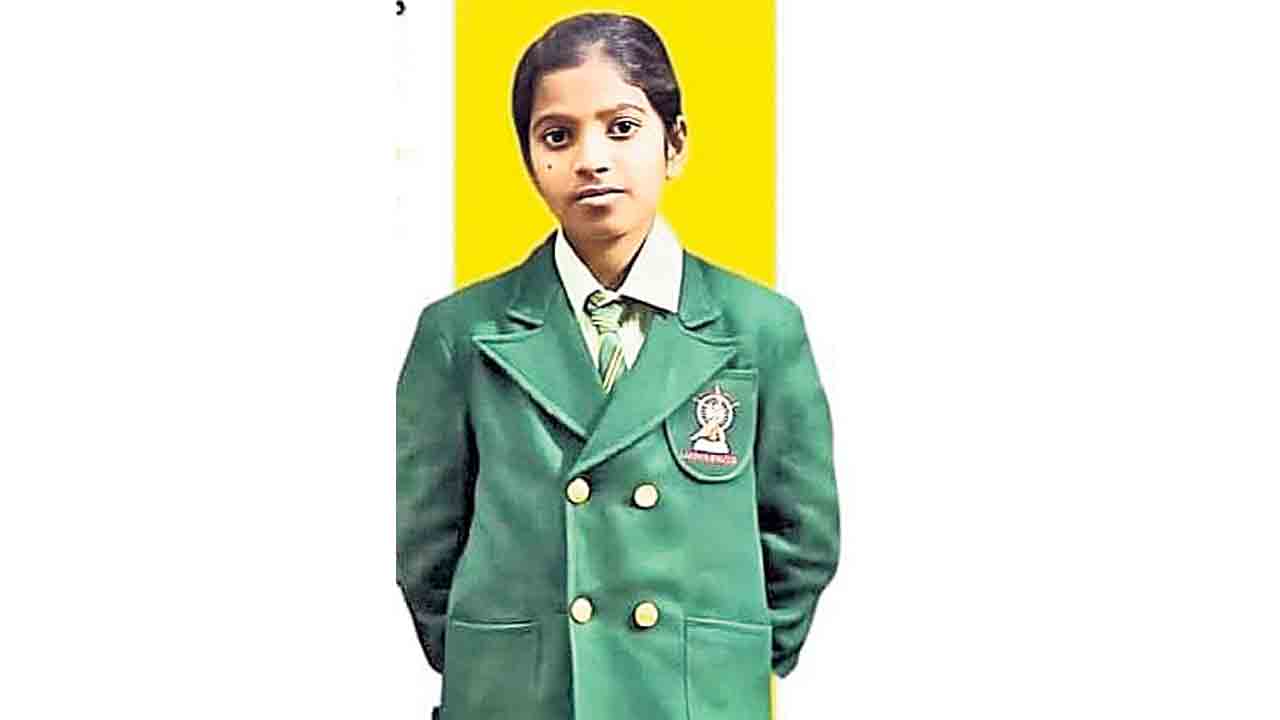 ఆర్‌ఐఎంసీ ఫలితాల్లో ఆదర్శ విద్యార్థిని ప్రతిభ..అభినందించిన కాటారం పాఠశాల ప్రిన్సిపాల్‌