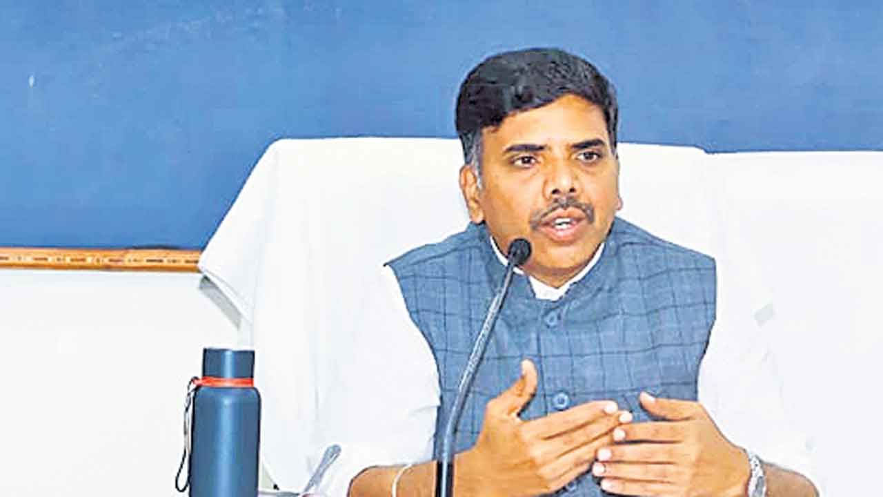 వాణిజ్య సంస్థలు జిల్లా అభివృద్ధికి సహకరించాలి