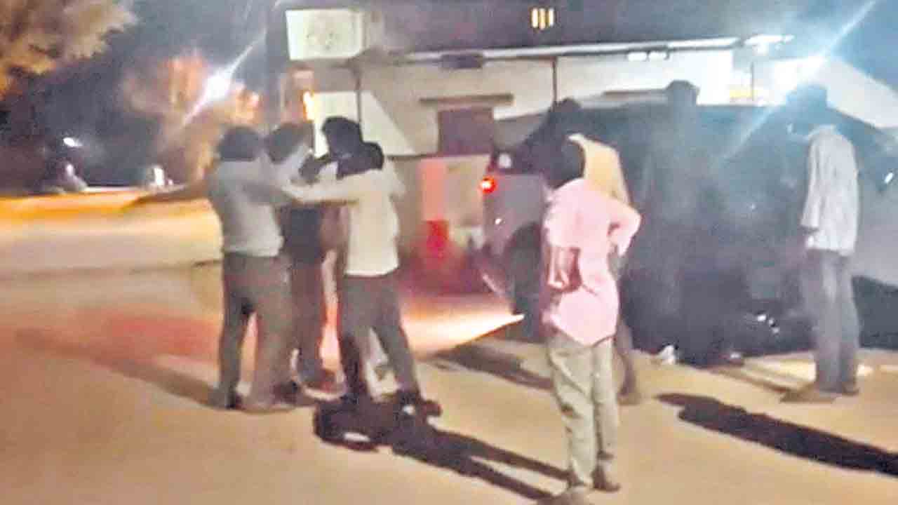 Congress | బీఆర్‌ఎస్‌ మహిళా అభ్యర్థిపై దాడి.. తాగిన మైకంలో అర్ధరాత్రి రెచ్చిపోయిన కాంగ్రెస్‌ నేతలు