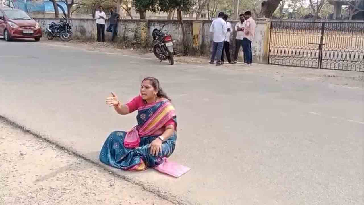 Congress Leader | బీఫామ్‌ ఇవ్వలేదని రోడ్డెక్కి కాంగ్రెస్‌ మహిళా నేత ఆందోళన