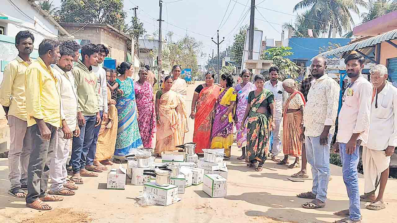 మాకు ఓట్లు వేయలే.. గిఫ్టులు ఇచ్చేయండి!