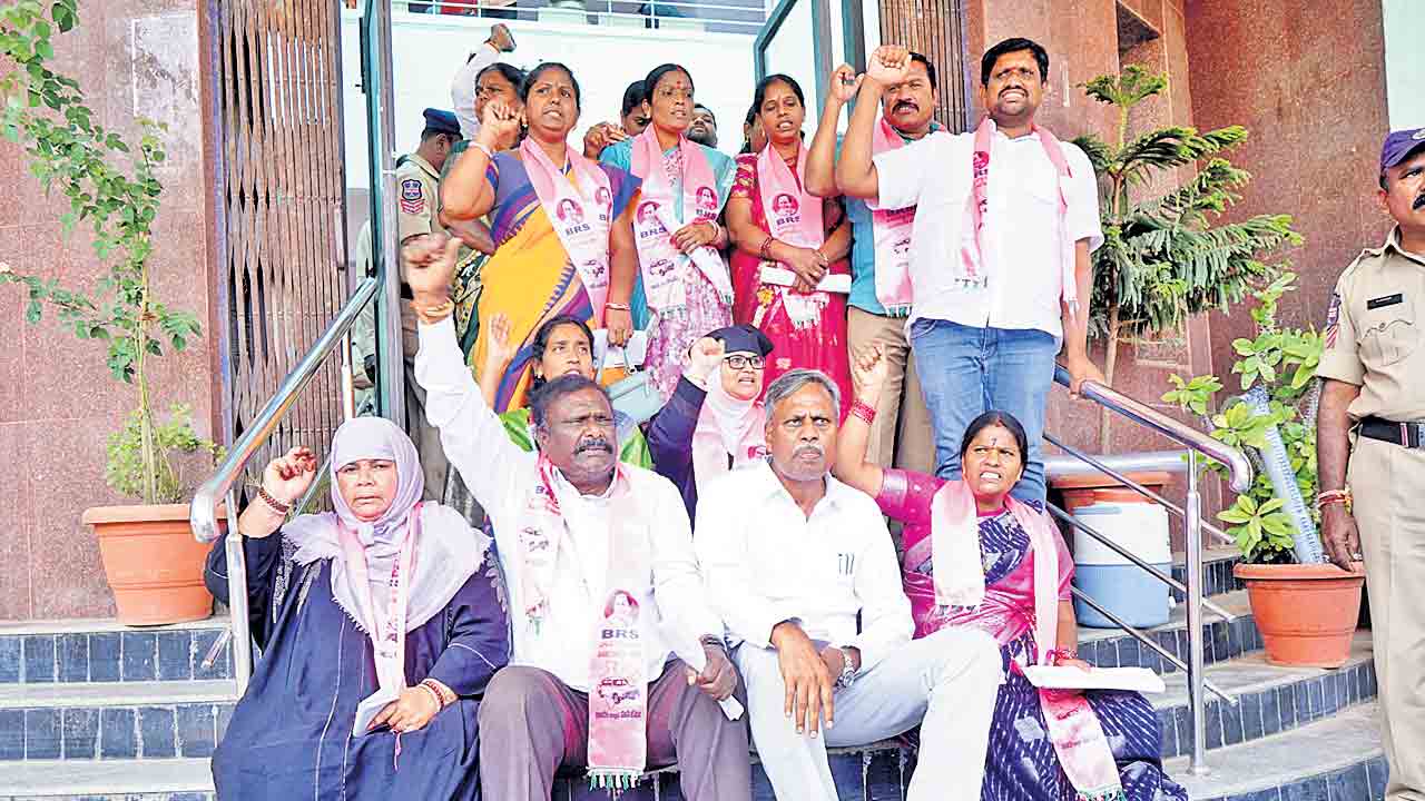 జనగామలో కాంగ్రెస్‌ దౌర్జన్యం.. బీఆర్‌ఎస్‌ శ్రేణులపై లాఠీచార్జ్‌