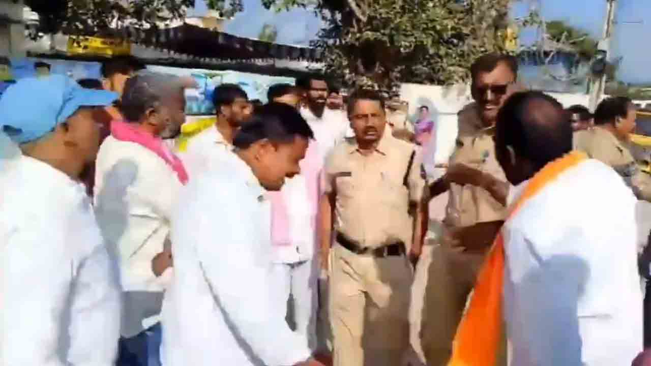 Banswada | కాంగ్రెస్‌కు ఓటేయాలని పోలింగ్‌ బూత్‌ దగ్గర కానిస్టేబుల్‌ క్యాంపెయిన్‌.. నిలదీసిన బీఆర్‌ఎస్‌, బీజేపీ