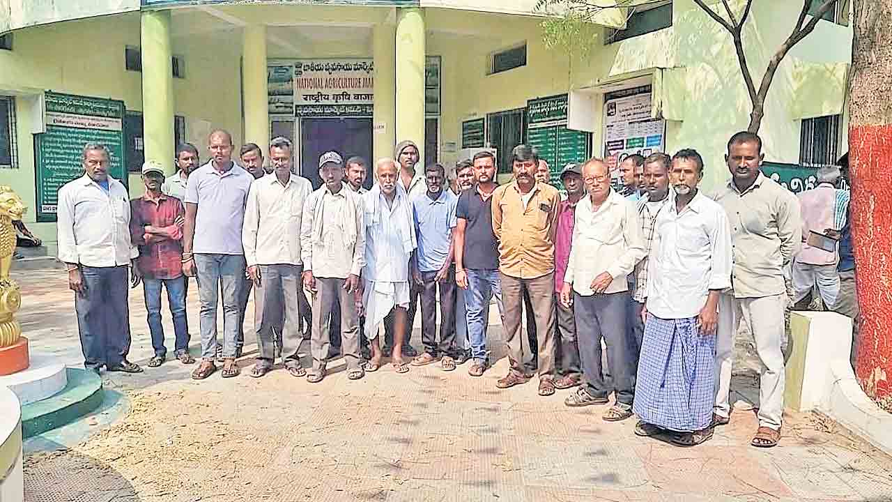 పత్తి రైతుల ఆందోళన.. కొనడం లేదని నిరసన
