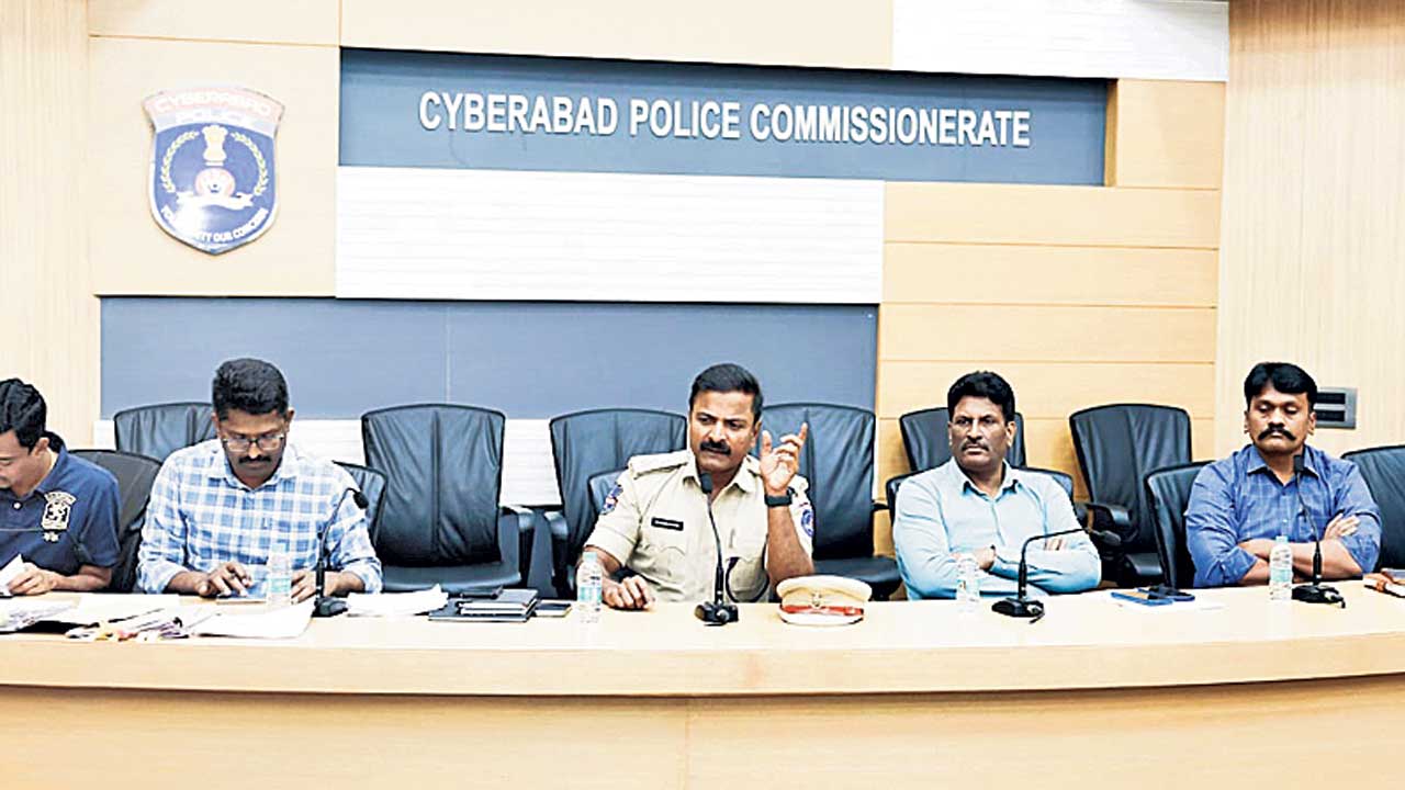 అపరిచితులతో అప్రమత్తంగా ఉండాలి