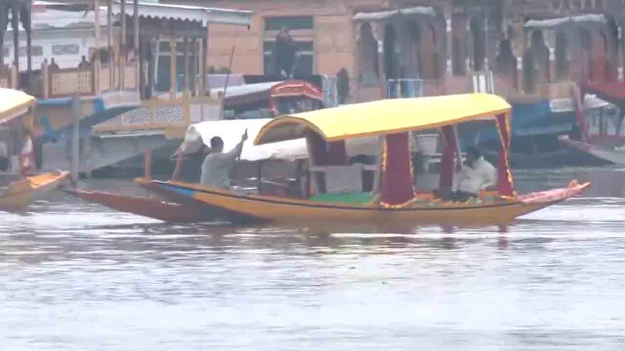 Dal lake | కశ్మీర్‌ అందాలు ఆస్వాదిస్తూ.. దాల్‌ సరస్సులో పర్యాటకుల బోట్‌ రైడ్‌