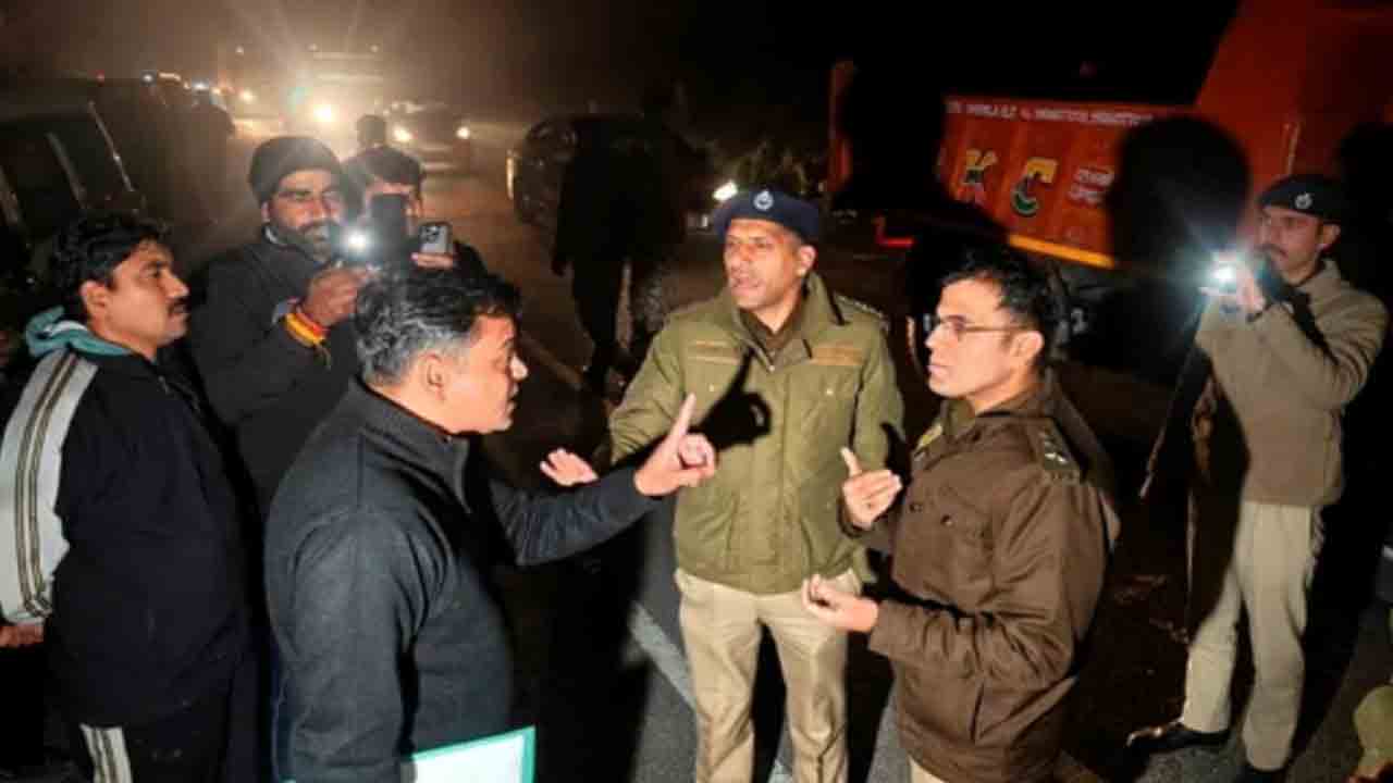 Cop vs Cop Thriller | కాంగ్రెస్ కార్యకర్తల అరెస్ట్‌పై హైడ్రామా.. ఢిల్లీ, సిమ్లా పోలీసుల   మధ్య రోజంతా ఘర్షణ