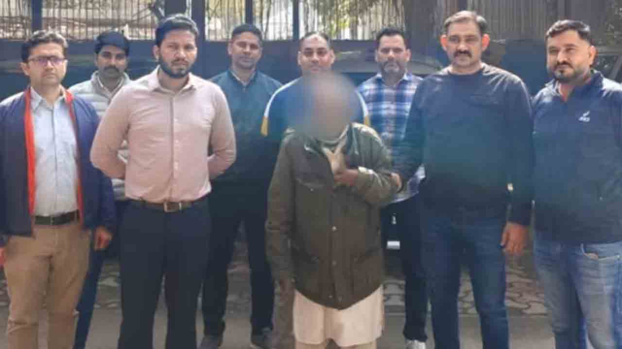 Delhi triple murder case | కారులో మూడు మృతదేహాల కేసు.. బాబా అరెస్ట్‌