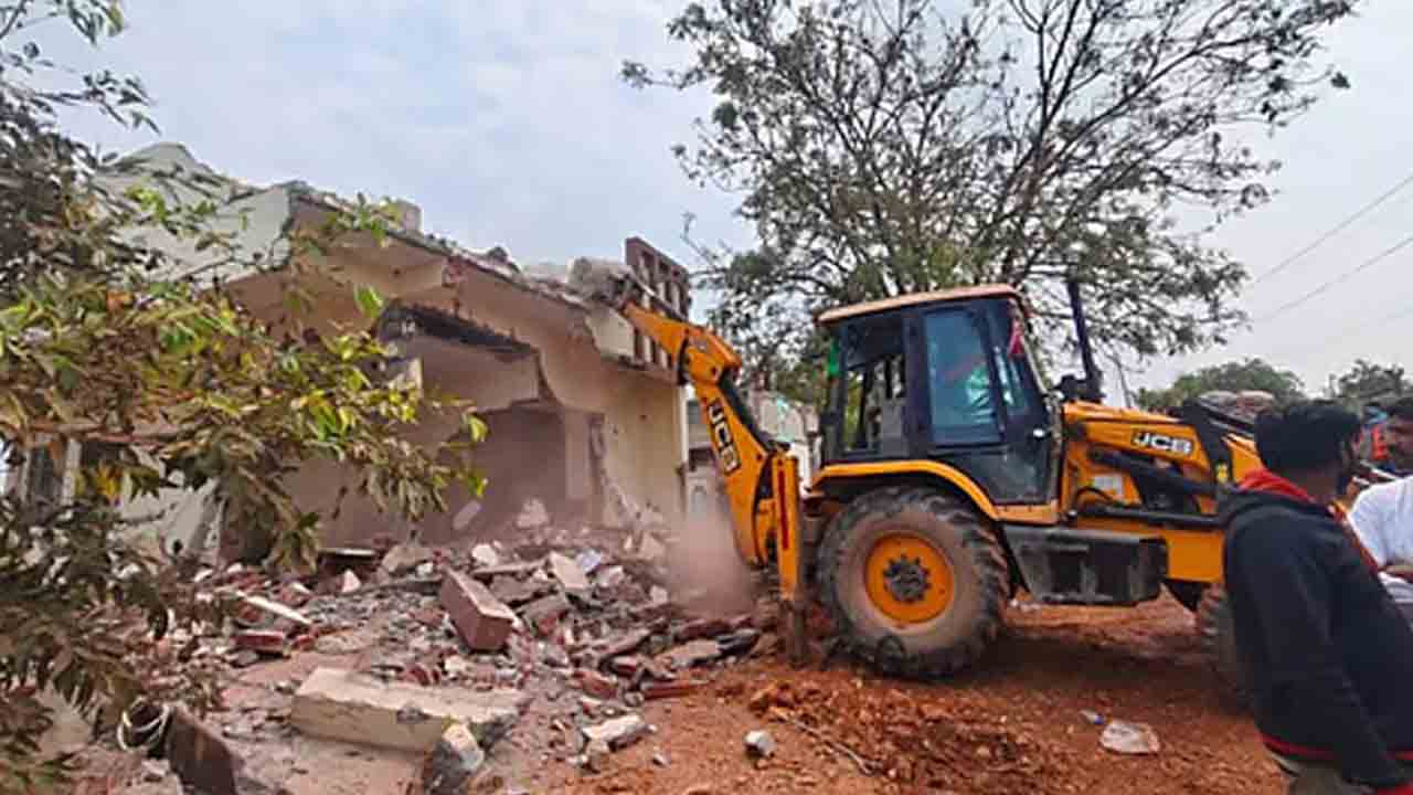 ఇండ్లు కూల్చివేయడమే ఇందిరమ్మ రాజ్యమా?.. భూదాన్‌ నిర్వాసితులను ప్రభుత్వమే ఆదుకోవాలి