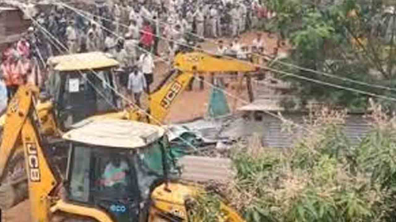 వెలుగుమట్ల కూల్చివేతలపై ఎన్‌హెచ్‌ఆర్సీలో కేసు