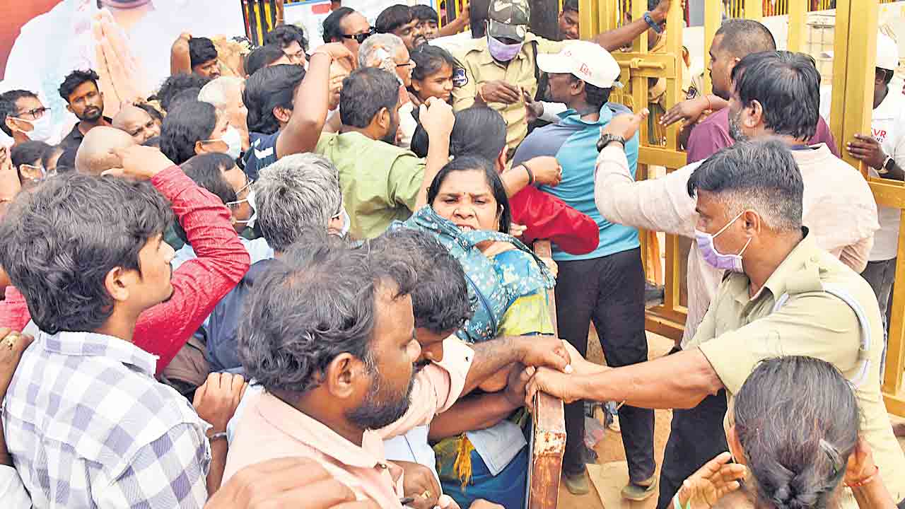 మేడారం పైన పటారం.. లోన లొటారం!