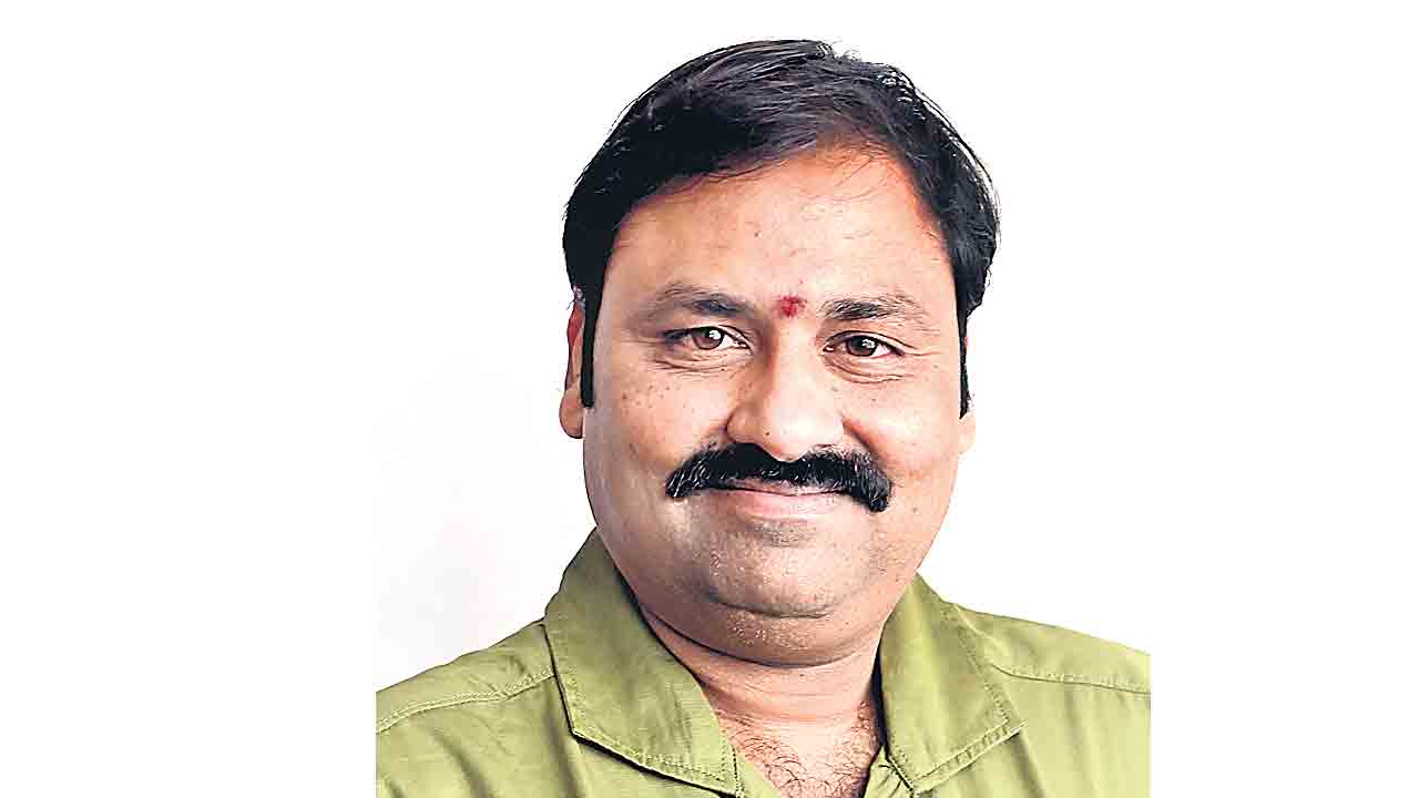 మదర్‌ సెంటిమెంట్‌తో ఎర్ర చీర