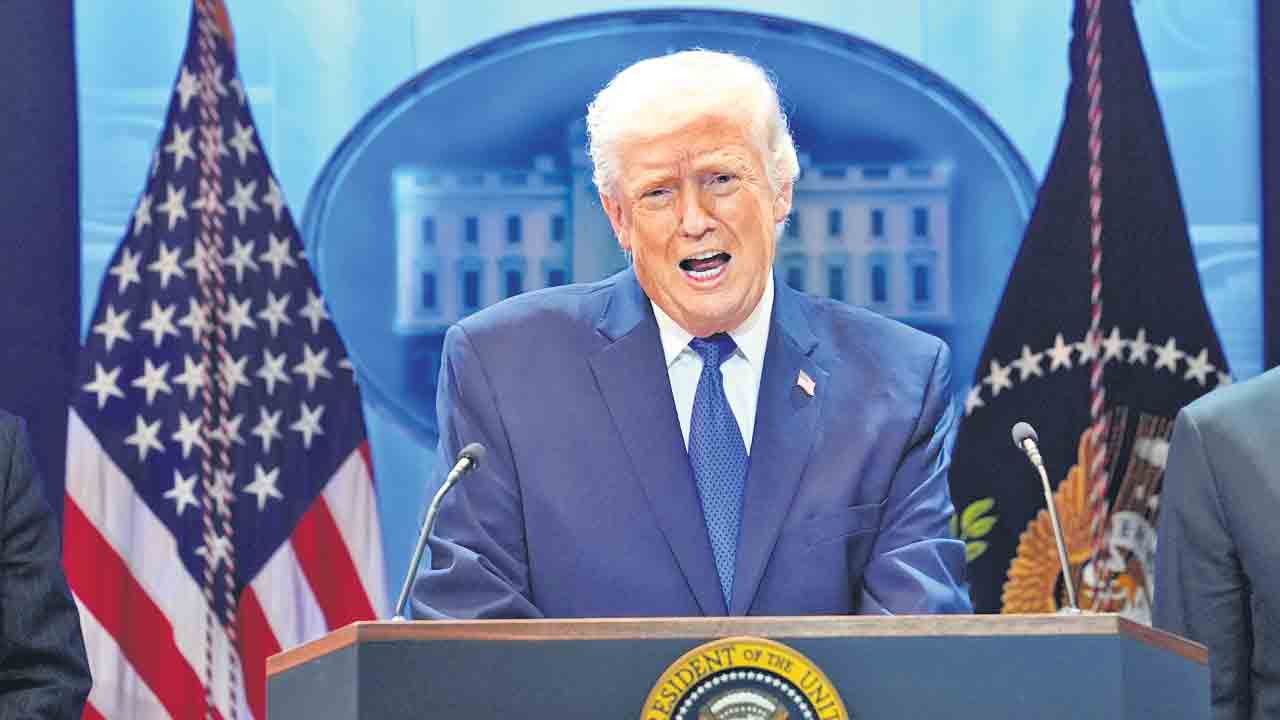 టారిఫ్‌లపై మారని ట్రంప్‌!.. సుప్రీం కోర్టుపై కయ్యానికి కాలు దువ్వుతున్న అమెరికా అధ్యక్షుడు