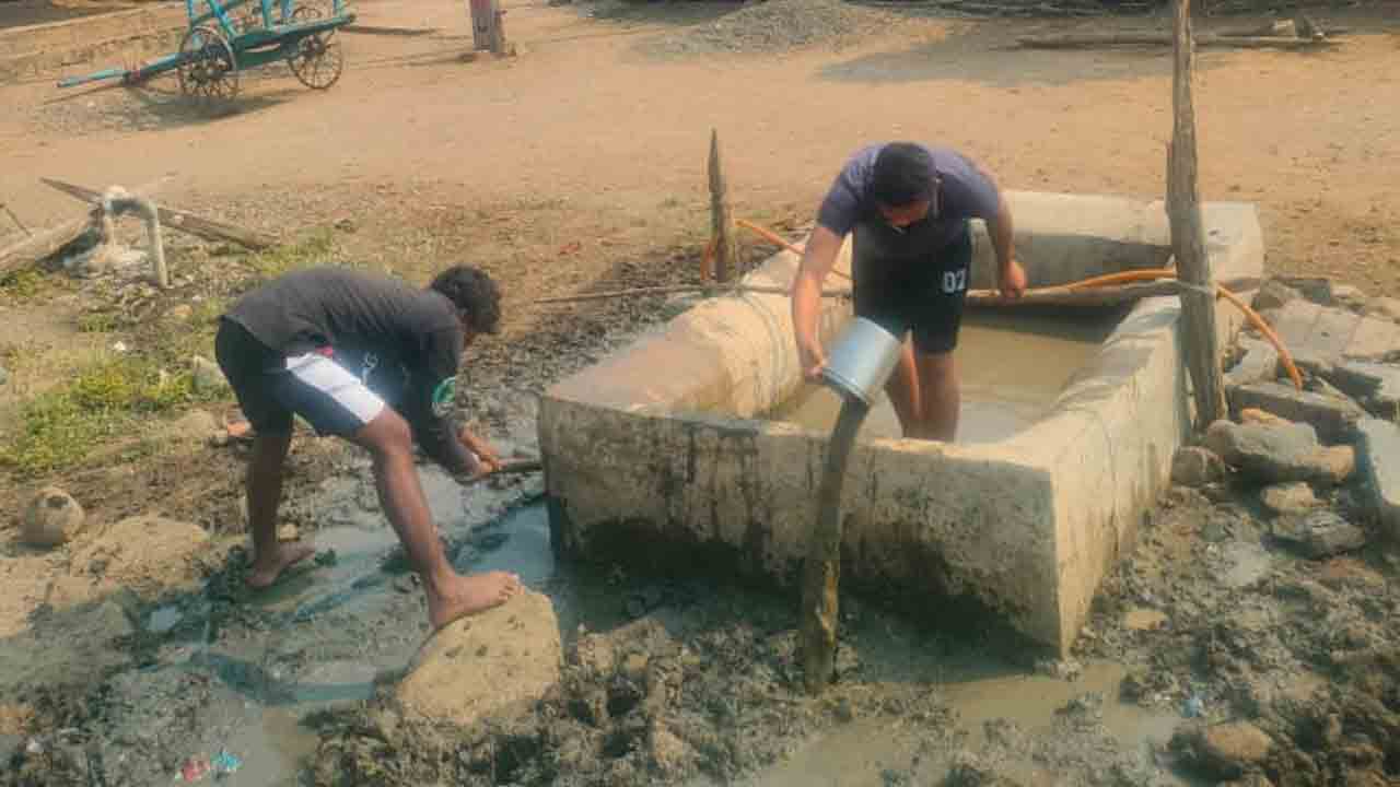 Drinking water tank | ఇంతకీ ప్రజా ప్రతినిధులు ఎక్కడ..? త్రాగు నీటి ట్యాంక్‌ను శుభ్రం చేసిన యువకులు