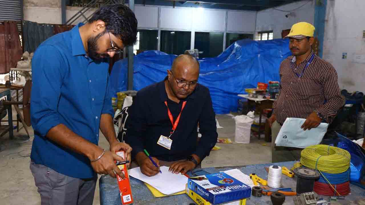 నకిలీ కేబుళ్ల తయారీ సంస్థపై దాడులు