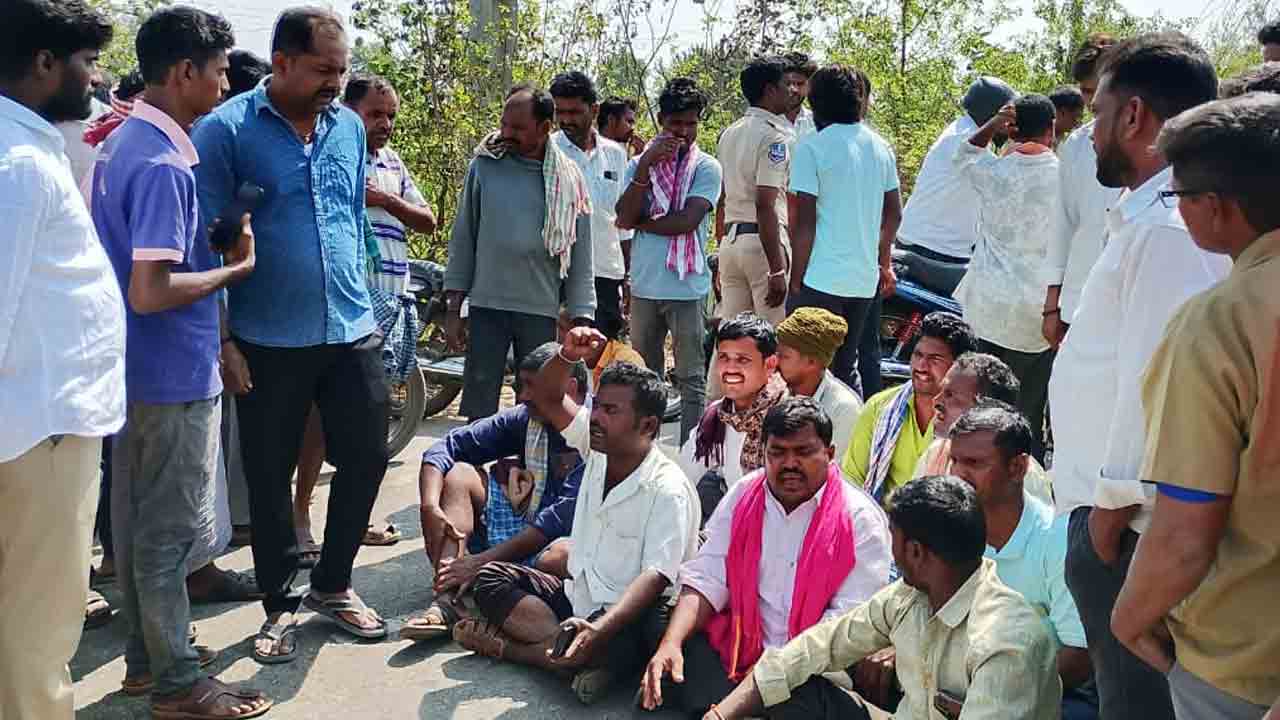 Farmers | రైతుకు ట్రాన్స్‌ఫార్మర్‌ షాక్‌.. విద్యుత్ అధికారుల నిర్లక్ష్యంపై రైతుల రాస్తారోకో
