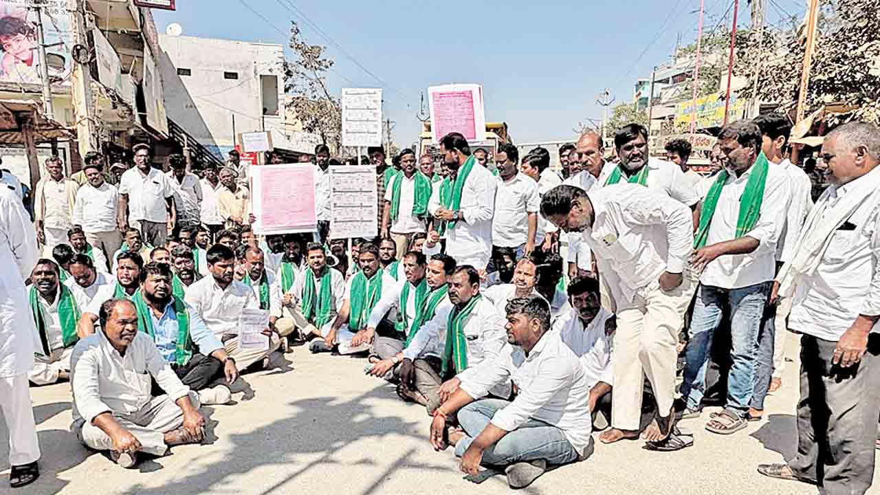 పెండింగ్‌ బకాయిలు చెల్లించాలని రోడ్డెక్కిన రైతన్న