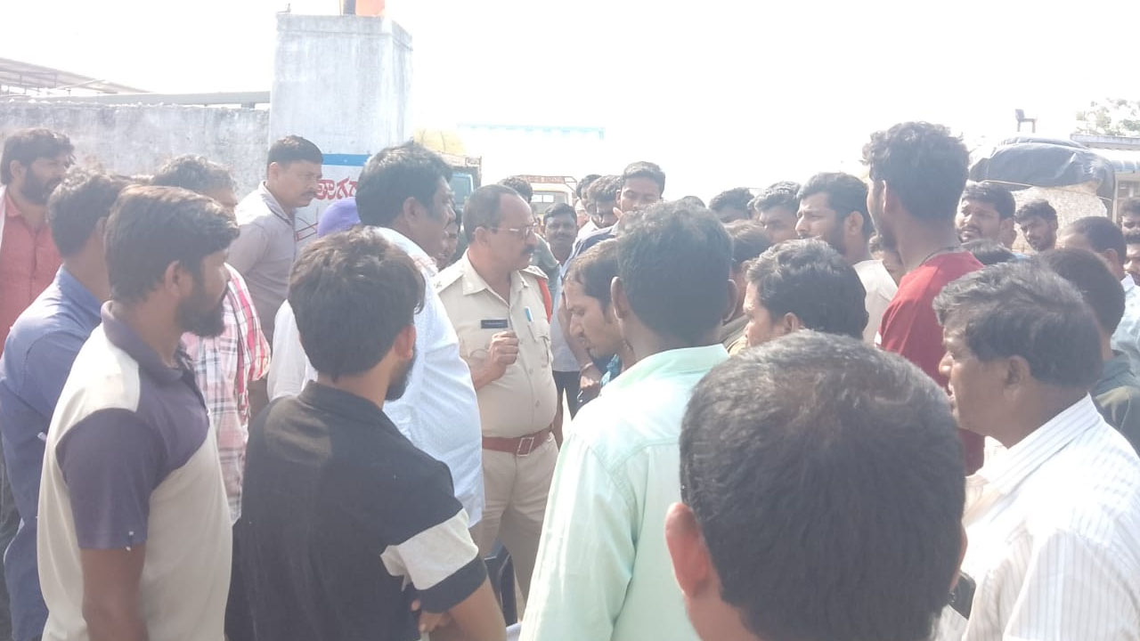 Farmers Protest | సీసీఐ పత్తి కొనుగోళ్లు చేయాలని జాతీయ రహదారిపై రైతుల ధర్నా