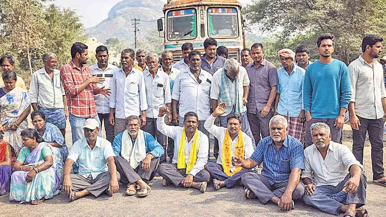 యూరియా కోసం రైతుల లబోదిబో