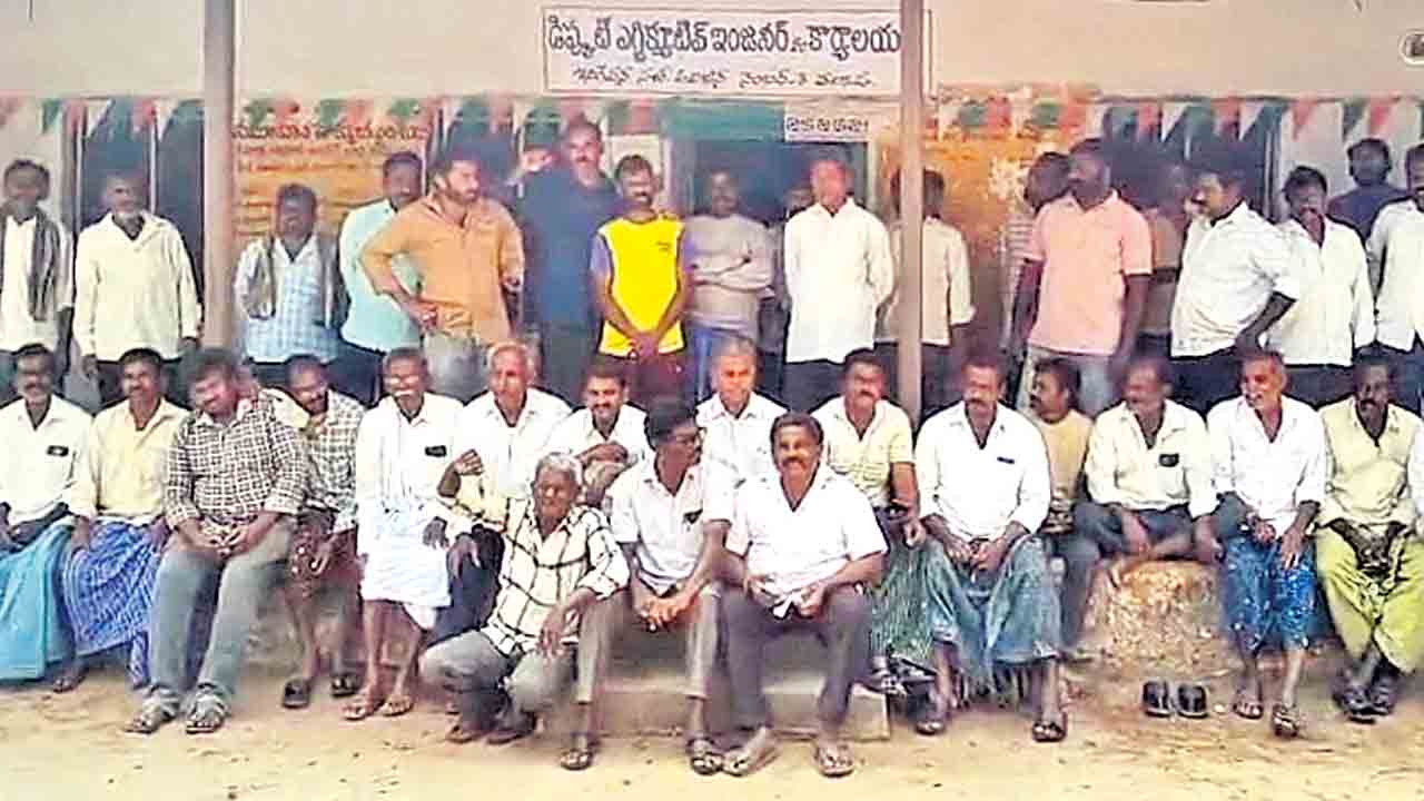 సాగునీరు ఇవ్వాలని ఎన్‌ఎస్పీ కార్యాలయం ముట్టడి.. కార్యాలయానికి తాళం వేసి రైతుల ధర్నా