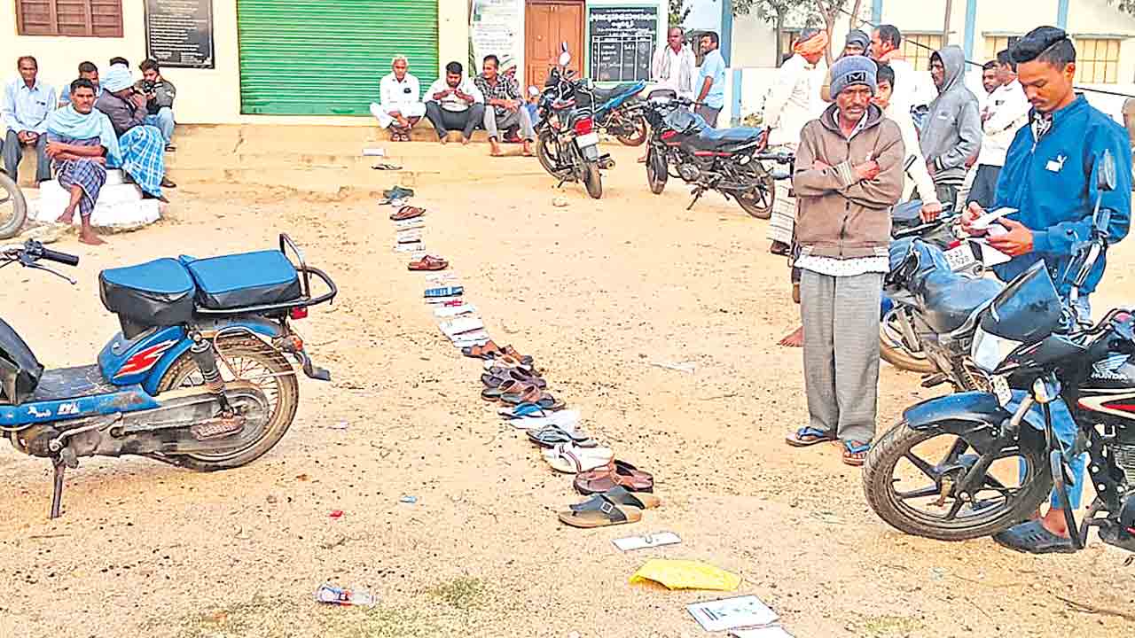 యూరియా కోసం పడిగాపులు.. ఉదయం నుంచే గోదాముల వద్ద చెప్పుల క్యూ