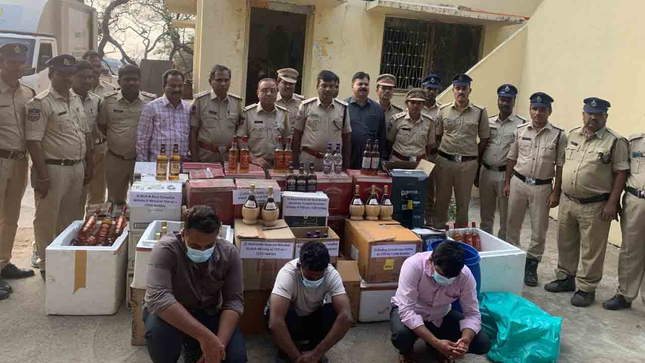 Foriegn Wine | నర్సాపూర్‌లో భారీగా విదేశీ మద్యం.. ఇంతకీ ఎక్కడి నుంచి వచ్చిందో..?