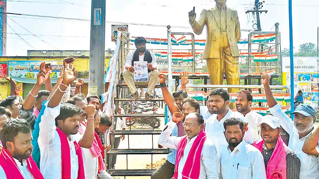 మంత్రి వివేక్‌ అధికార దుర్వినియోగం