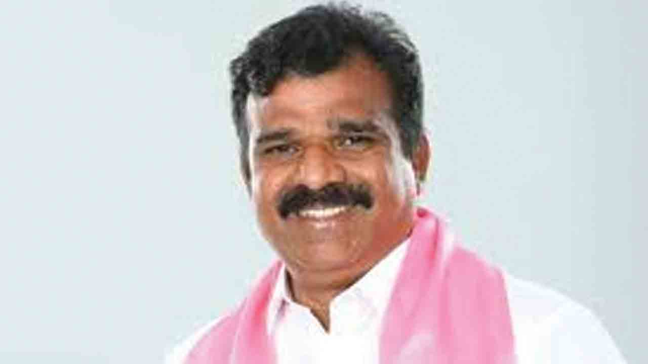 వీరోచితంగా పోరాడిన గులాబీ శ్రేణులు