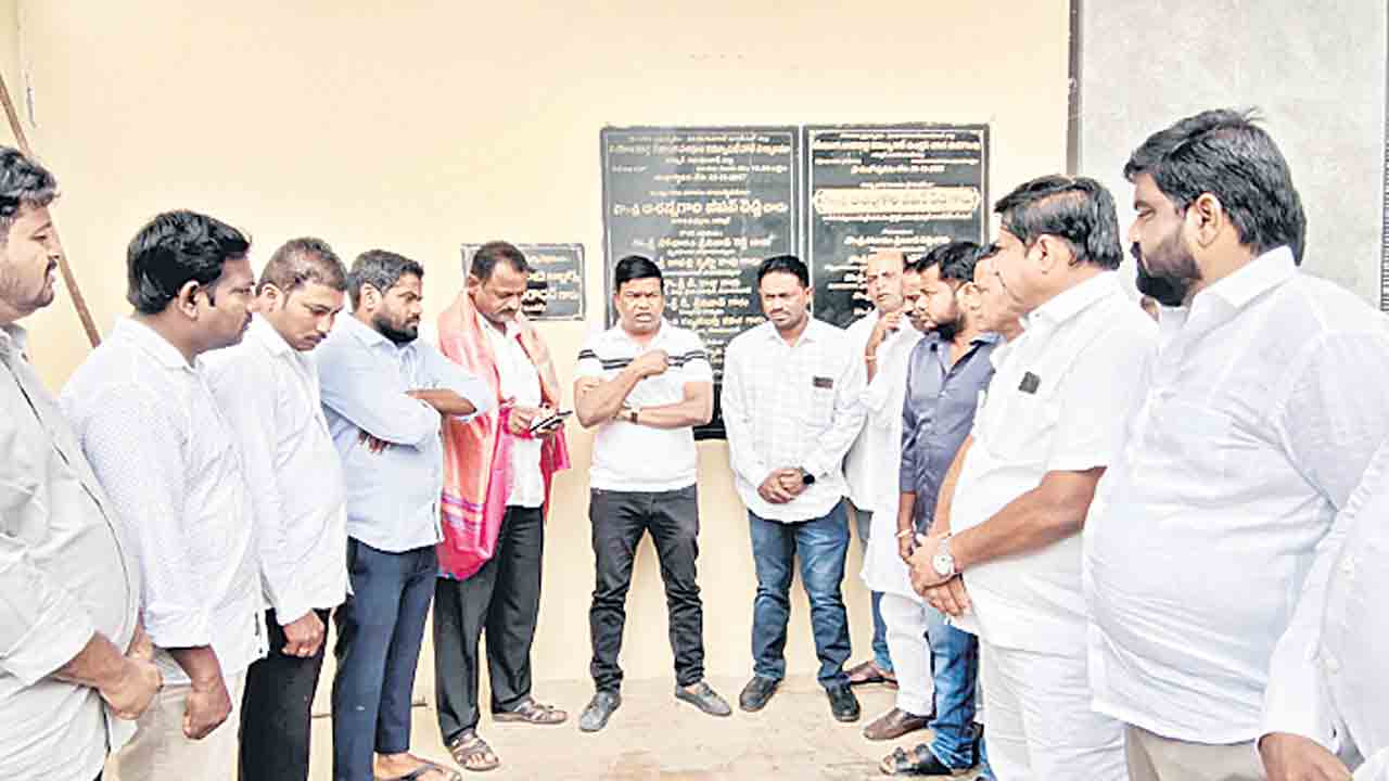 కాంగ్రెస్‌ నేతల అరాచకాలను అడ్డుకోవాలి