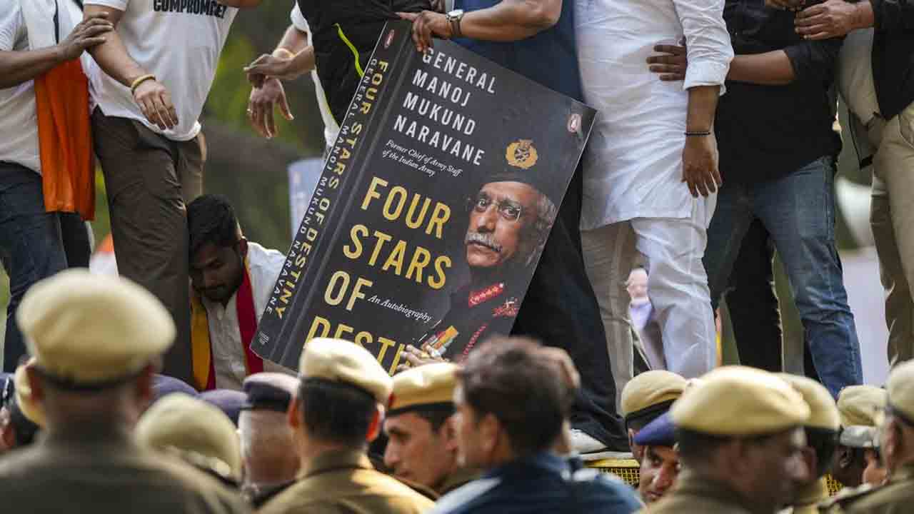 నరవణే పుస్తక వివాదం.. పెంగ్విన్‌ సంస్థకు నోటీసులు