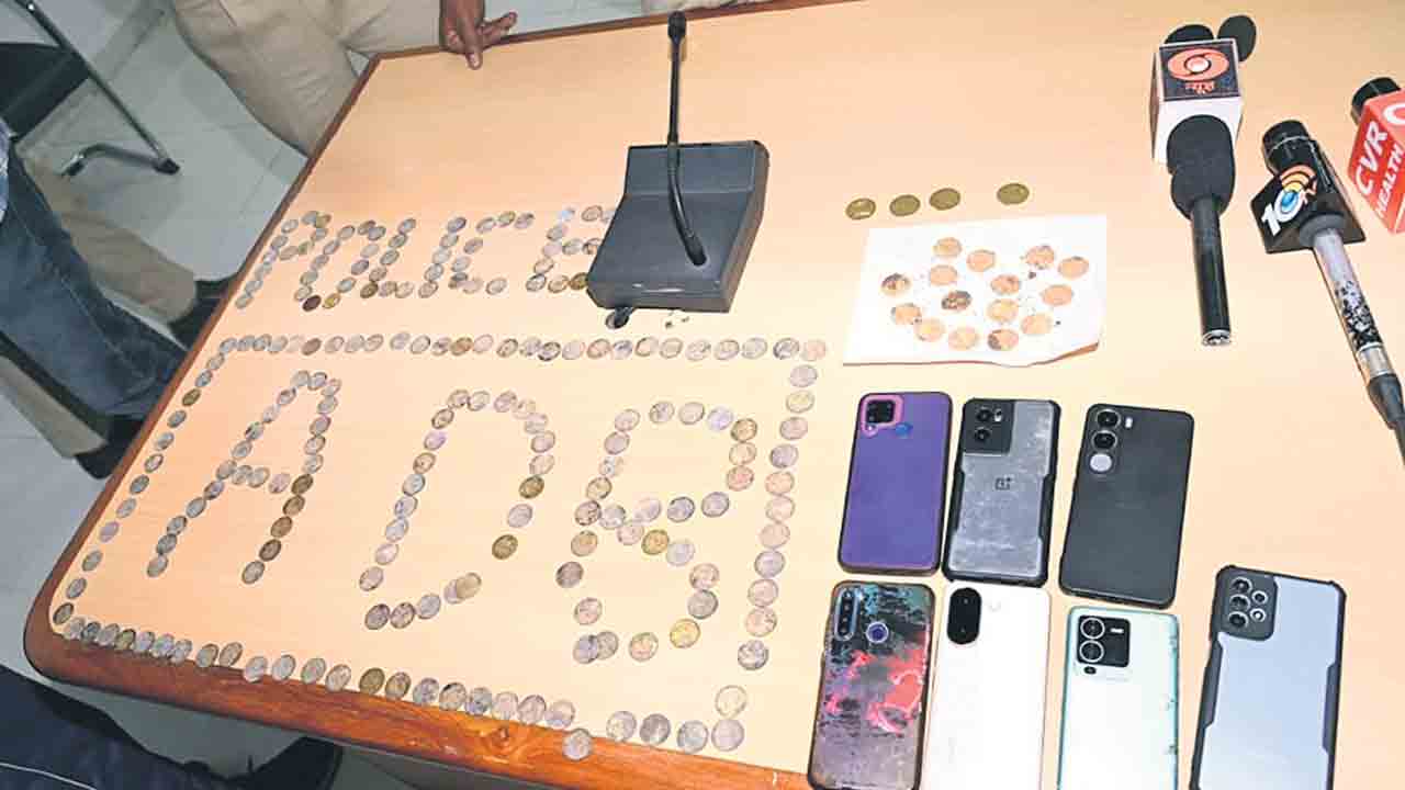 గుప్తనిధుల పేరిట మోసం.. నకిలీ బాబా సహా ఏడుగురు అరెస్ట్‌