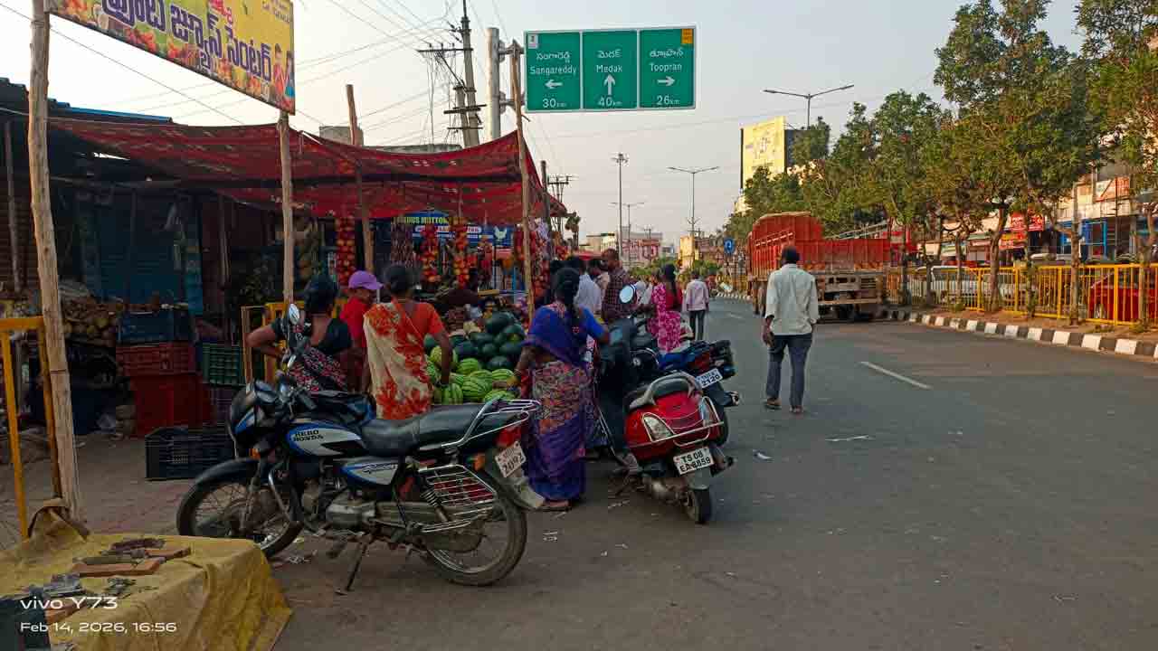 Fruits | ఇట్లా అయితే పండ్లు కొనేదెలా..? మహాశివరాత్రి వేళ వ్యాపారస్తుల దందా