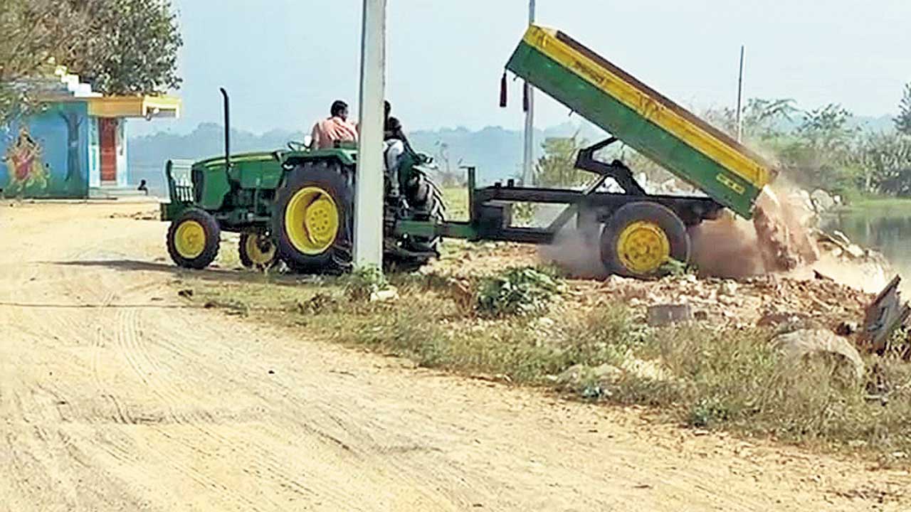 గండిపేటలో నిర్మాణ వ్యర్థాలు