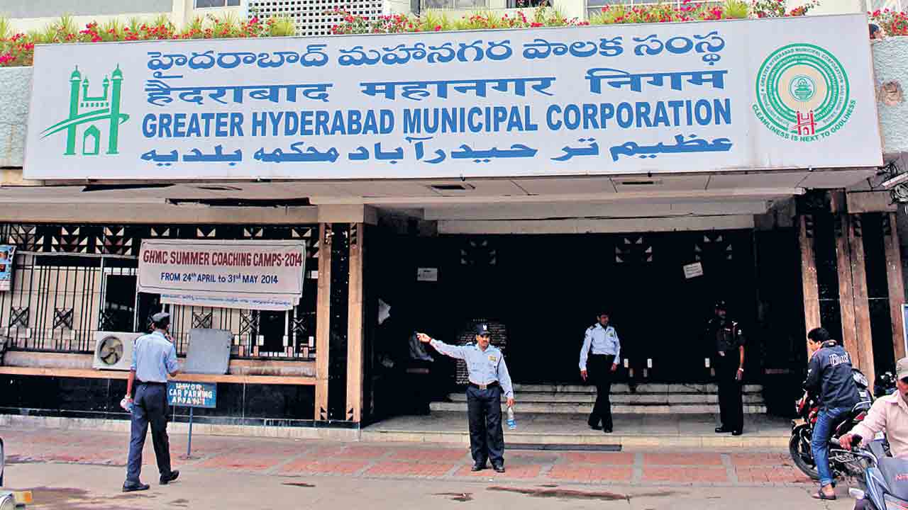 ఖాళీ కుర్చీలు.. కదలని ఫైళ్లు