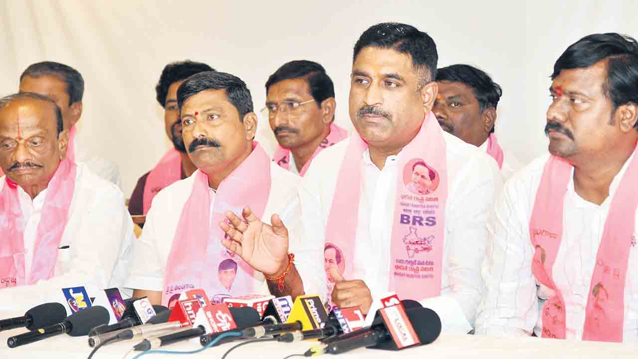 బీజేపీ, కాంగ్రెస్‌ కుమ్మక్కు రాజకీయాలు.. జీవీ రామకృష్ణారావు ధ్వజం