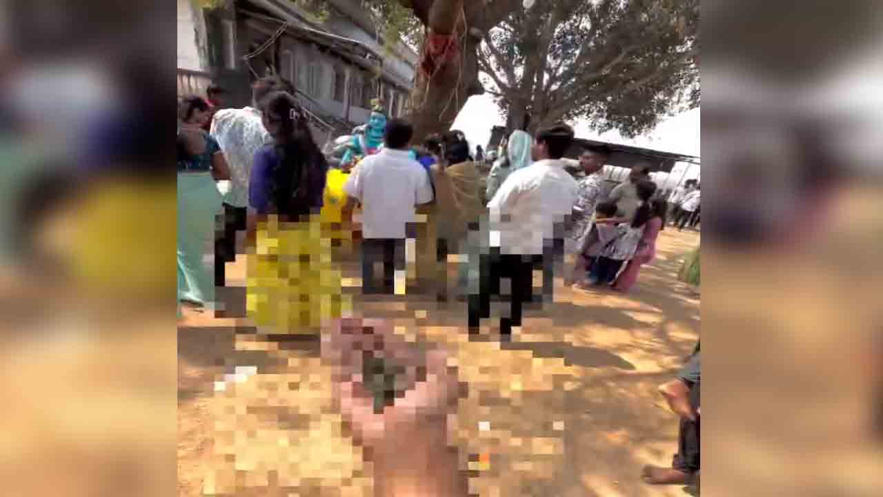 Youths Offer Ganja | సోష‌ల్ మీడియా పిచ్చి పరాకాష్ట.. శివుడికి ప్రసాదంగా గంజాయి అంటూ రీల్స్ చేసిన యువకులు